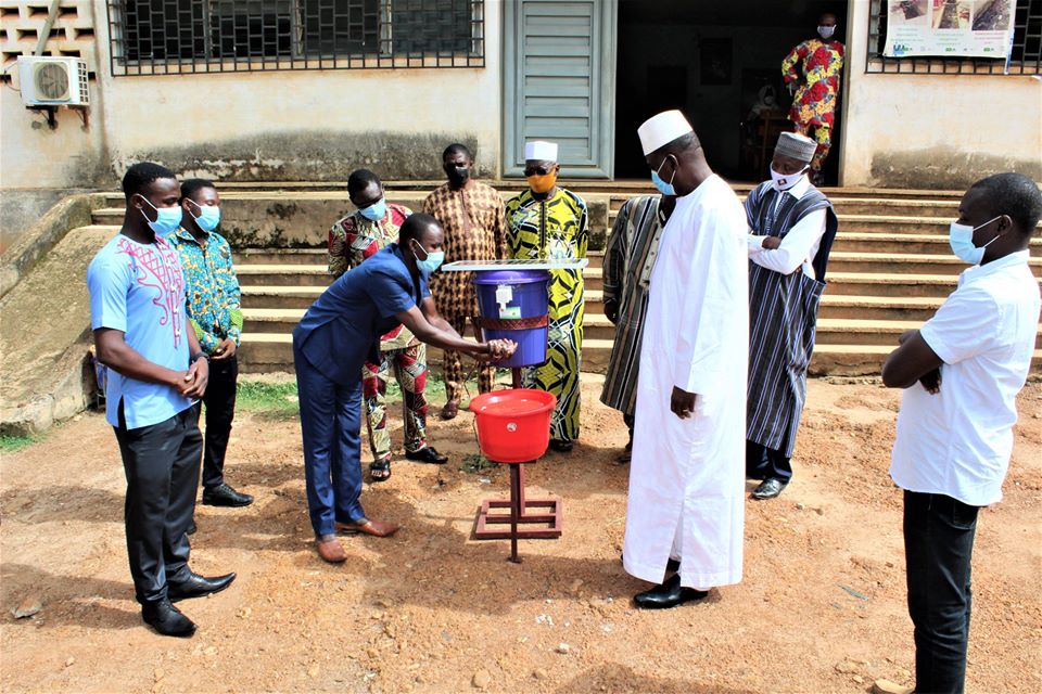 Sokodé/Covid19: Le génie des jeunes de Sokodé qui donne de l’espoir. Il s’agit des Jeunes entrepreneurs, N’WELA Kossi, AMADOU Azize, BINGUITCHA Nabine qui ont créé  un  disposition de lavage de mains électronique et automatique.