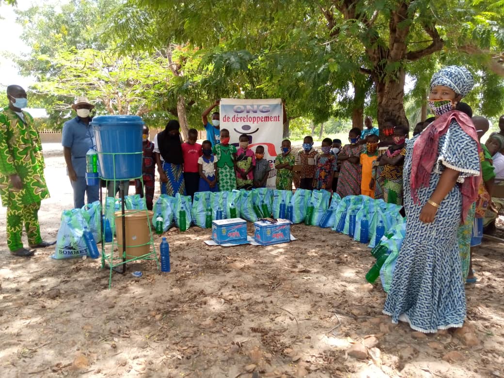 Sokodé-Togo/ONG Dimension Humaine: distribution de Kits alimentaires et de dispositifs de lave mains aux population de Tchawaré, Sagbadaï et d’Aléhéridè.