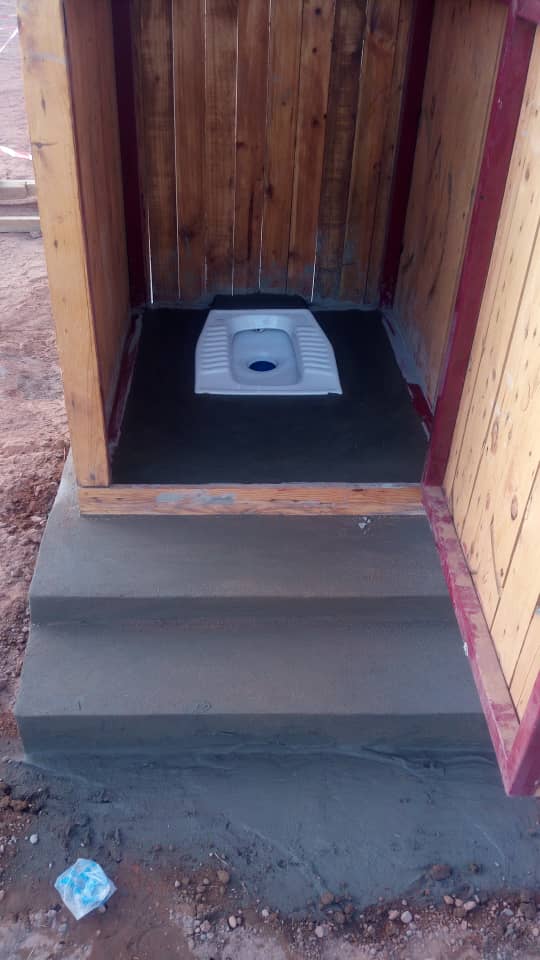 Sokodé: Après la biofil et le bio digesteur, le jeune entrepreneur SAKIBOU vous propose les toilettes a petite chasse d’eau.