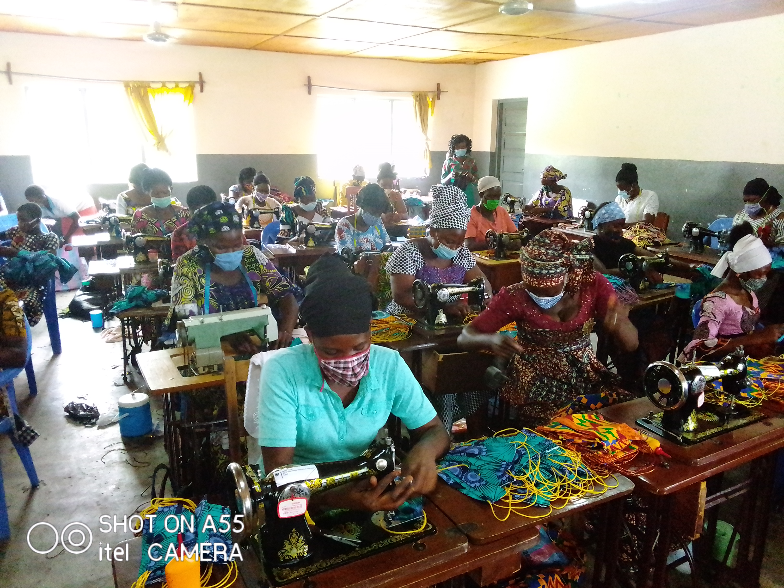 Sokodé/Covid19: Plus de 554.000 masques déjà confectionnés par les artisans de couture de la région centrale. Plus de 400, ils sont plus que jamais engagés à apporter leur contribution au renforcement de la résilience des populations face à cette pandémie.