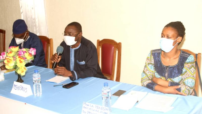 Sokodé : Le Ministre  Prof Moustafa Mijiyawa de la Santé et de l’Hygiéne Publique a échangé avec les leaders communautaires sur les programmes de gratuité mis en place par le gouvernement à Sokodé