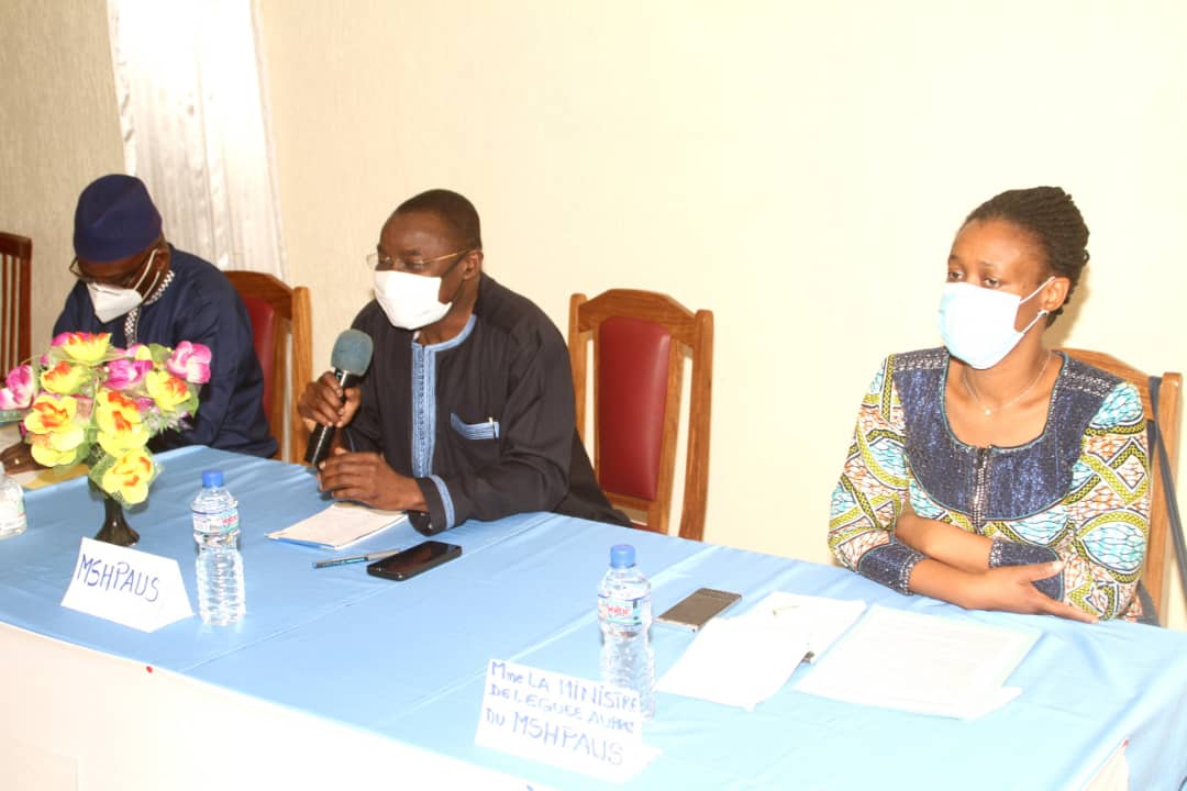 Sokodé : Le Ministre  Prof Moustafa Mijiyawa de la Santé et de l’Hygiéne Publique a échangé avec les leaders communautaires sur les programmes de gratuité mis en place par le gouvernement à Sokodé
