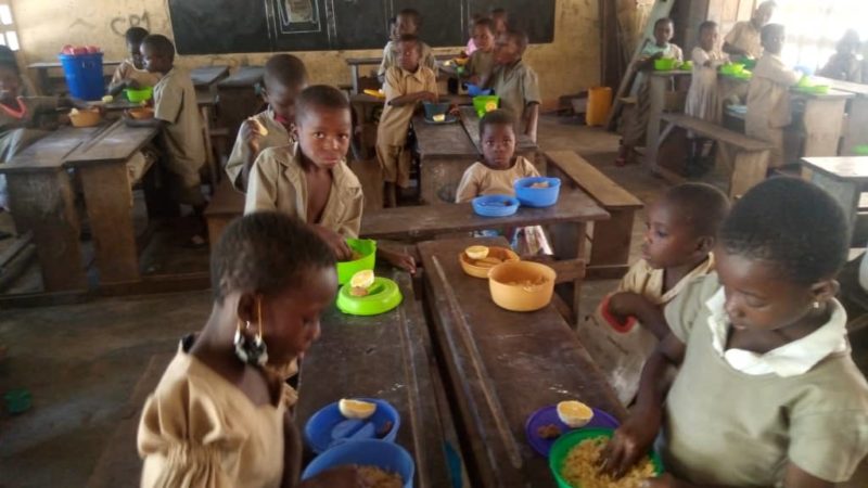 Sokodé / ANADEB AR Centrale / FSB : 10.883 écoliers dont 5.316 filles de 38 écoles de la région centrale reçoivent des repas chauds depuis le démarrage des opérations de fournitures de repas pour le compte de l’année académique 2020-2021 à travers les cantines scolaires
