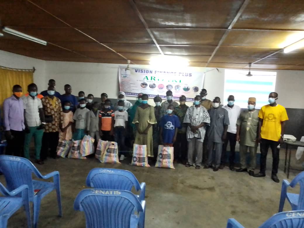 SOKODE-TOGO : Remise de kits scolaires aux meilleurs élèves de la commune de Tchaoudjo 1 grâce au conseiller SAMBIANI Yendoupa Gatien et …