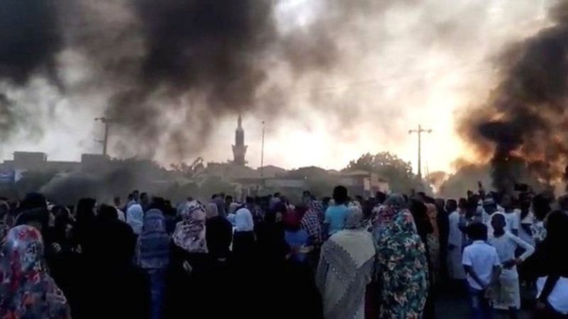 Coup d’État au Soudan : Des manifestants bloquent des routes à Khartoum pour protester contre la détention de dirigeants politiques