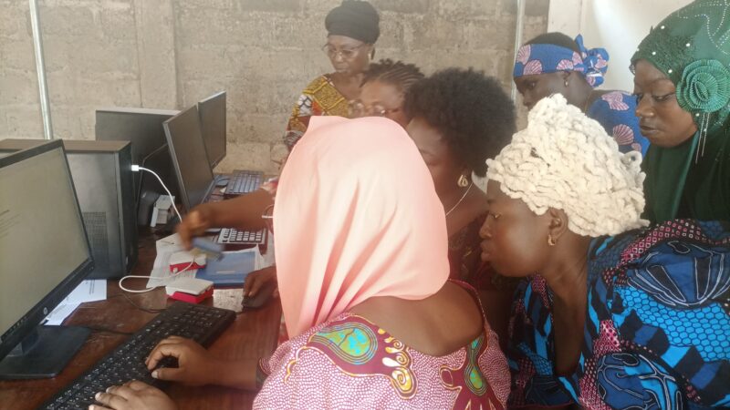 08 mars à Sokodé : le Projet de Promotion de l’Emploi pour les femmes et les groupes vulnérables de la GIZ ProEmploi+ et la Chambre Préfectorale de Métiers de Tchaoudjo ont collaboré pour renforcer les compétences des femmes en entrepreneuriat et en digitalisation.