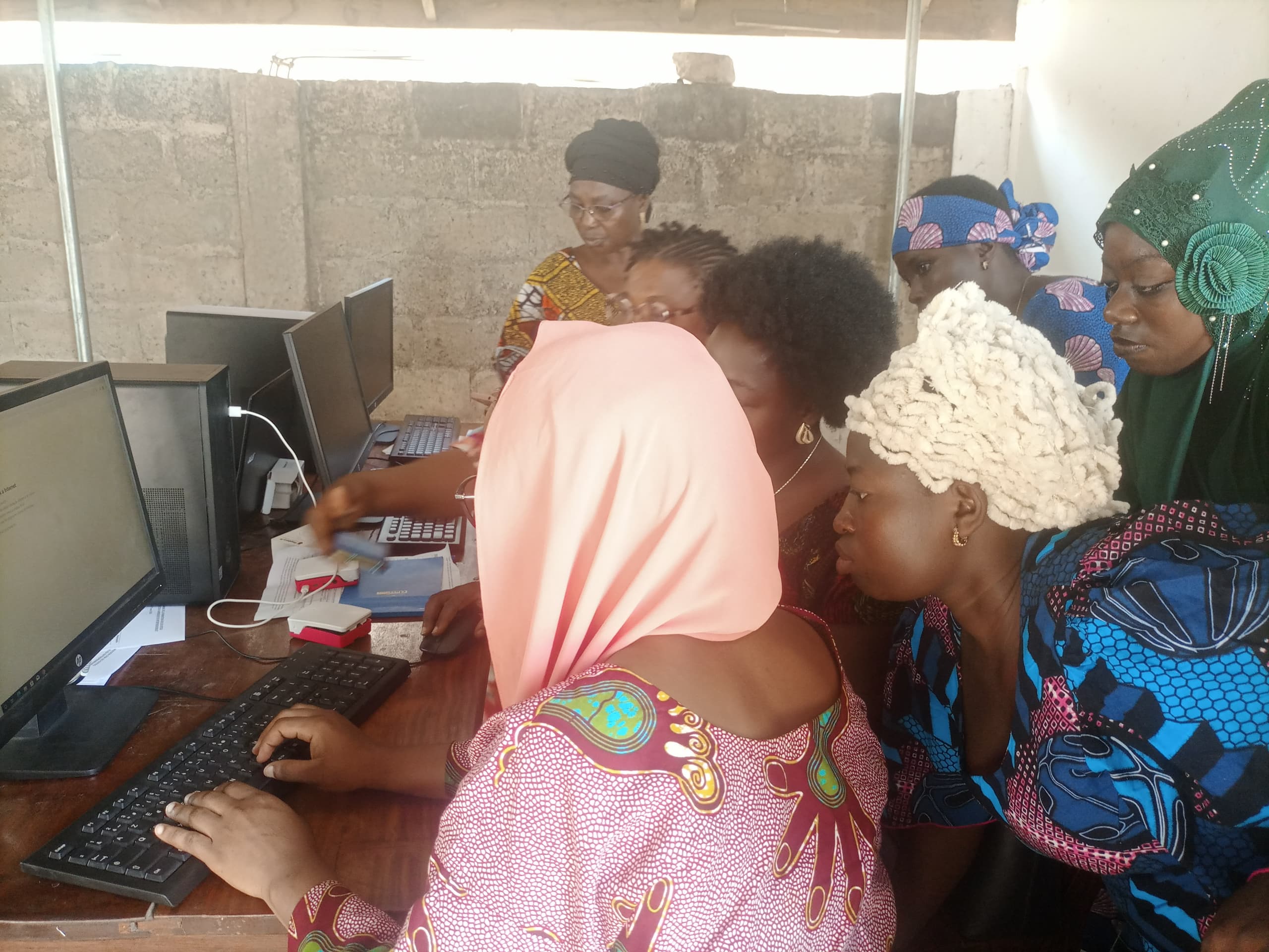 08 mars à Sokodé : le Projet de Promotion de l’Emploi pour les femmes et les groupes vulnérables de la GIZ ProEmploi+ et la Chambre Préfectorale de Métiers de Tchaoudjo ont collaboré pour renforcer les compétences des femmes en entrepreneuriat et en digitalisation.
