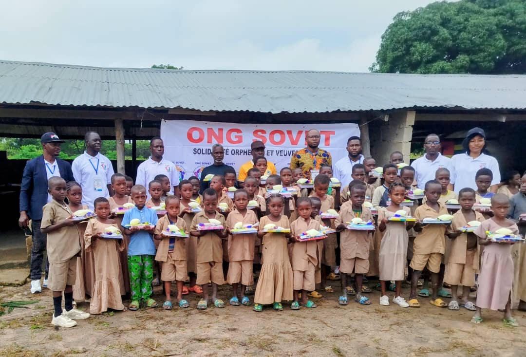Tchawiridè : L’ONG SOVET sensibilise les parents et distribue des kits scolaires en prélude à la rentrée 2025-2026